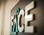 face logo en pared