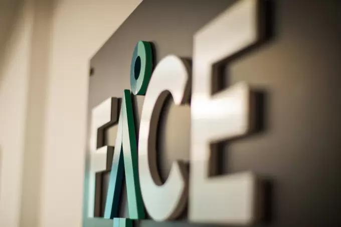 face logo en pared