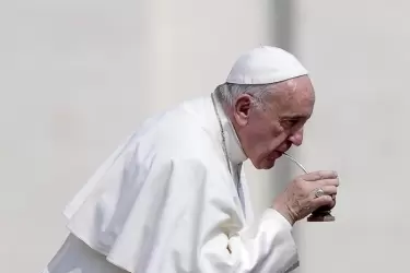 la-ia-y-el-abrigo-del-papa-que-nunca-existio-el-dia-que-francisco-se-hizo-viral
