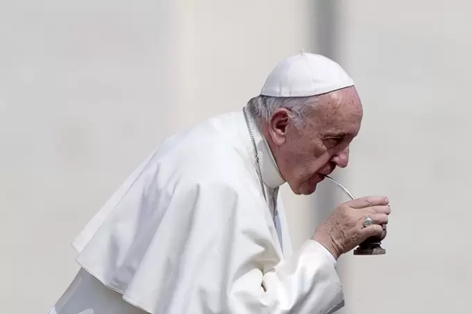 la-ia-y-el-abrigo-del-papa-que-nunca-existio-el-dia-que-francisco-se-hizo-viral