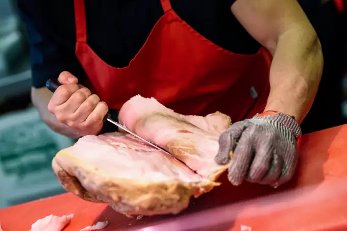 carnicero cortando trozo de carne